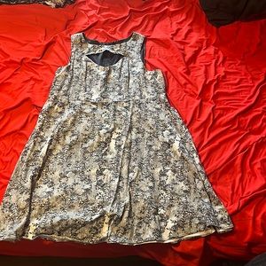 Torrid black and white floral dress fish eye hook missing loop good condition